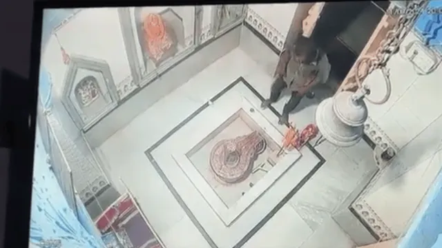 bihar-religious-thief-steals-snake-idol-from-shiv-temple-folds-hands-before-stealing-chhapra-viral-video